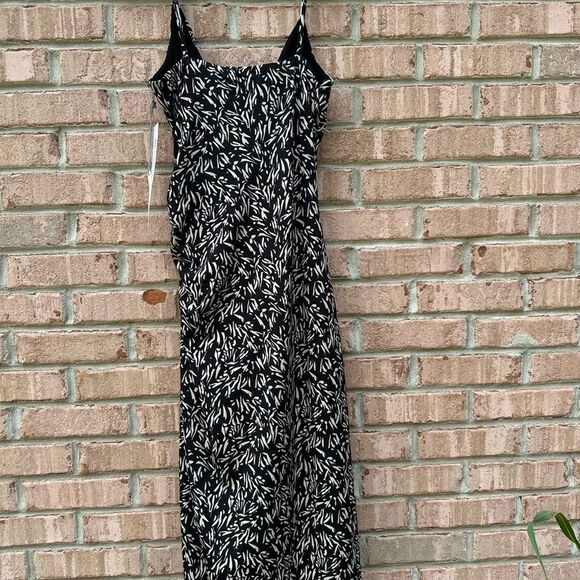 Elegant Black and Cream Patterned Dress - Picture 10 of 10